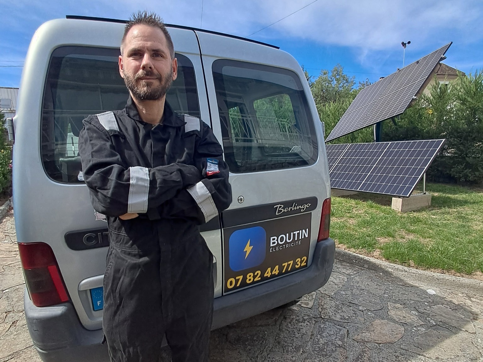 Léonard Boutin, électricien à Mialet, devant son camion Boutin Électricité