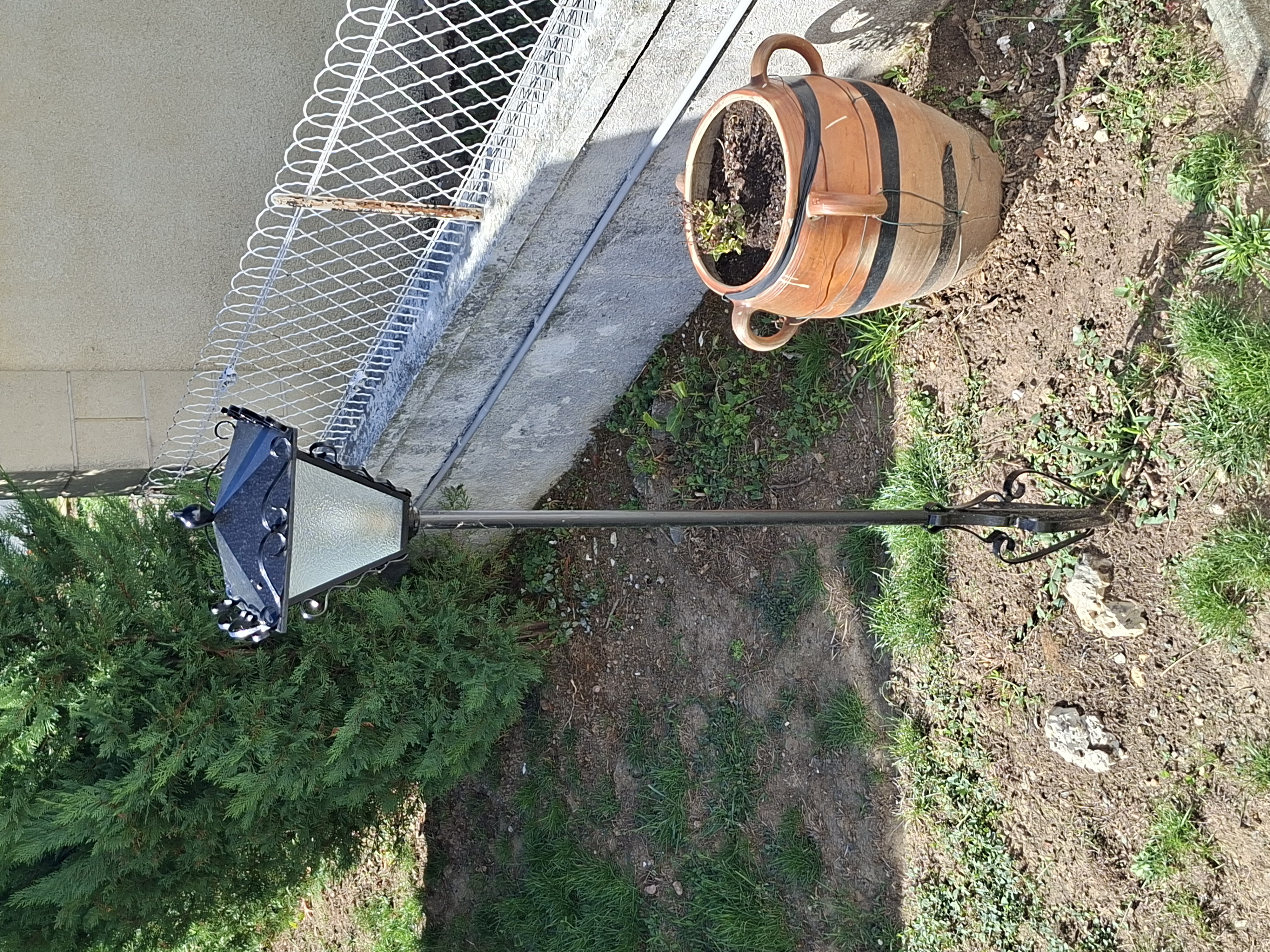 Éclairage extérieur installé dans un jardin